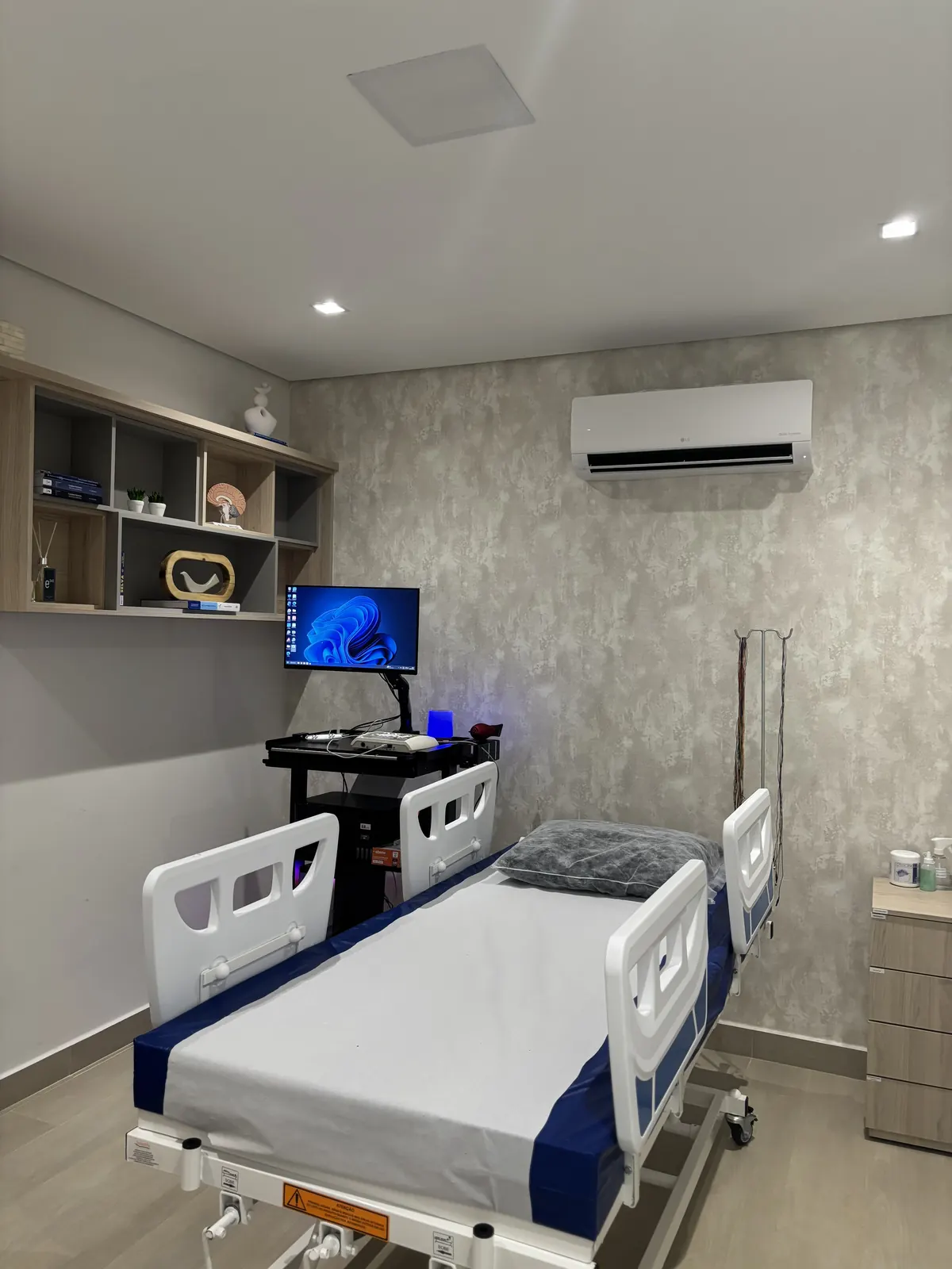 Médico Neurologista analisando exames do paciente